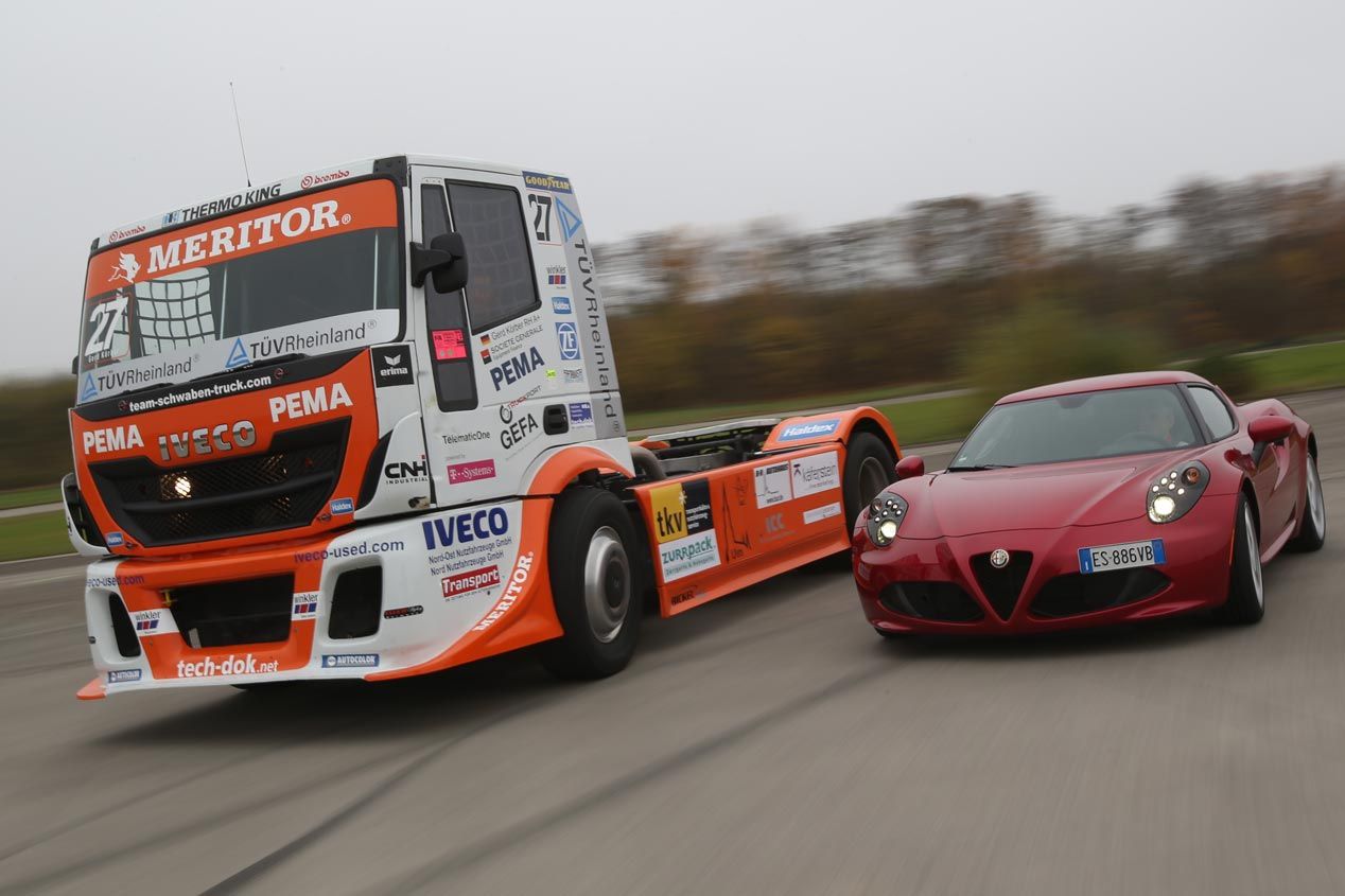 Alfa 4C contra Iveco Stralis, el bello y la bestia
