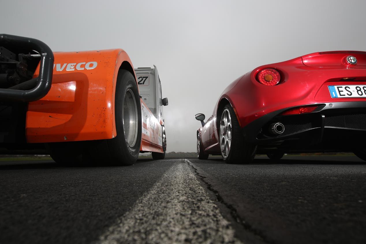 Alfa 4C contra Iveco Stralis, el bello y la bestia