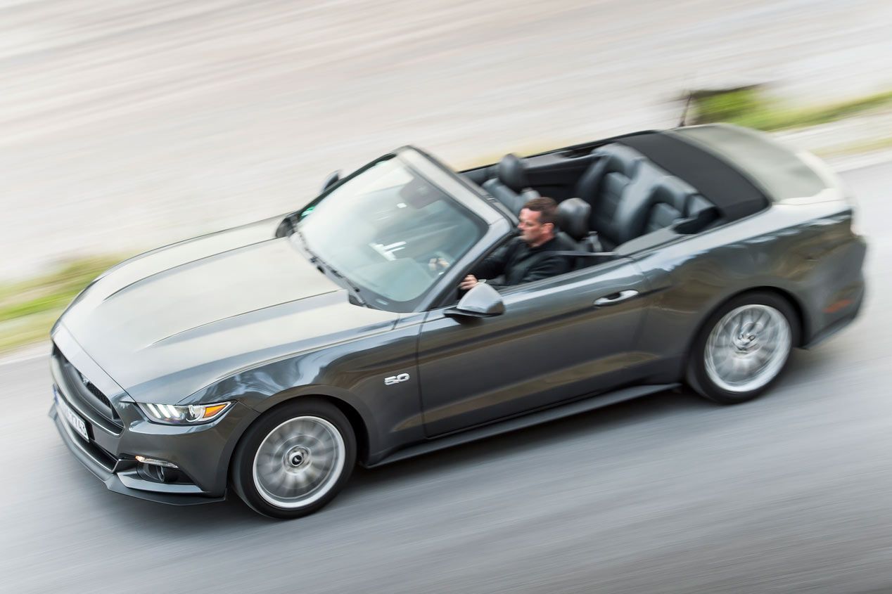 Contacto: Ford Mustang Convertible 2015