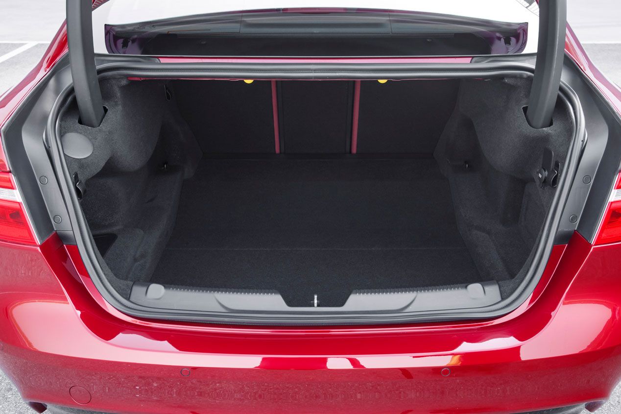 Contacto: Jaguar XE-S 3.0 SC, compacto y deportivo