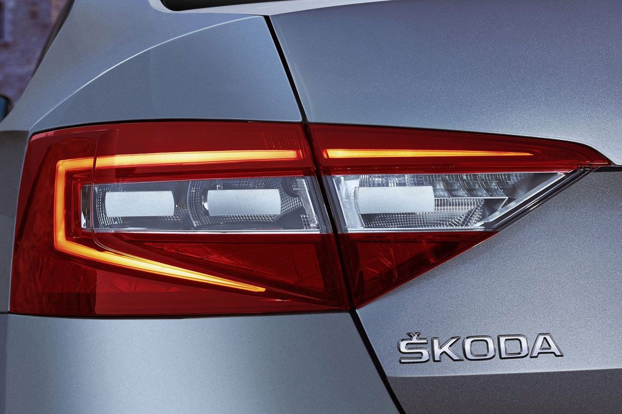 Contacto: Skoda Superb 2015