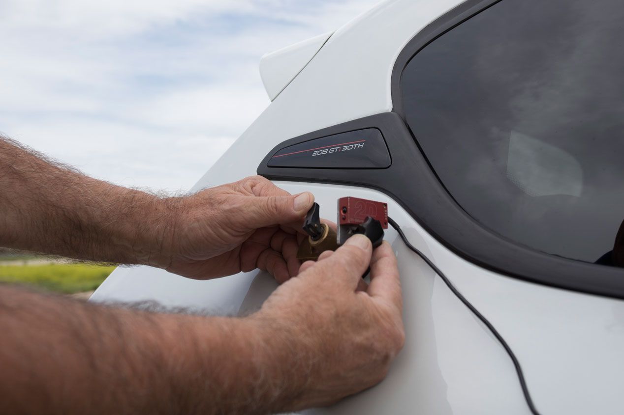 Opel Corsa OPC vs Peugeot 208 GTI 30th, en vídeo