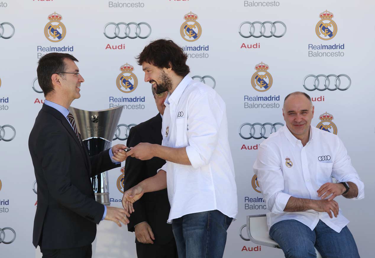 Los jugadores del Real Madrid de baloncesto reciben sus nuevos Audi A7