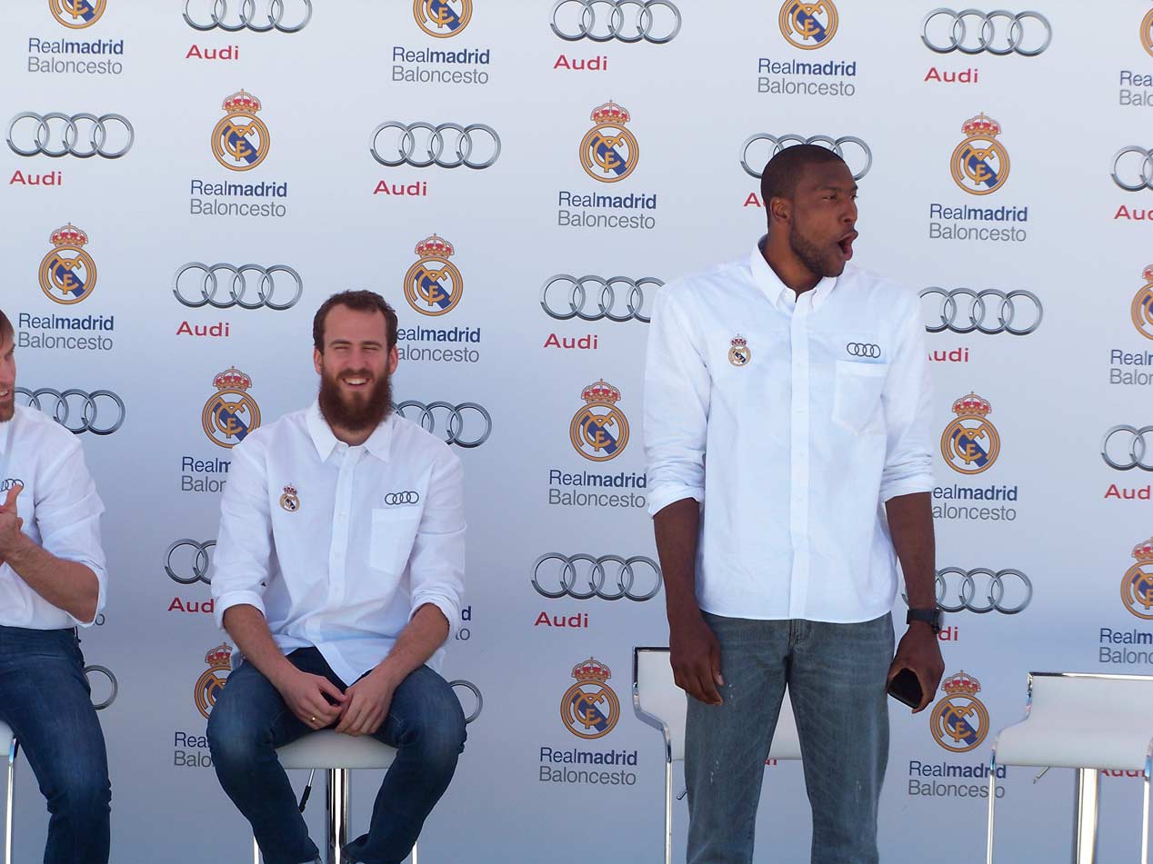 Los jugadores del Real Madrid de baloncesto reciben sus nuevos Audi A7