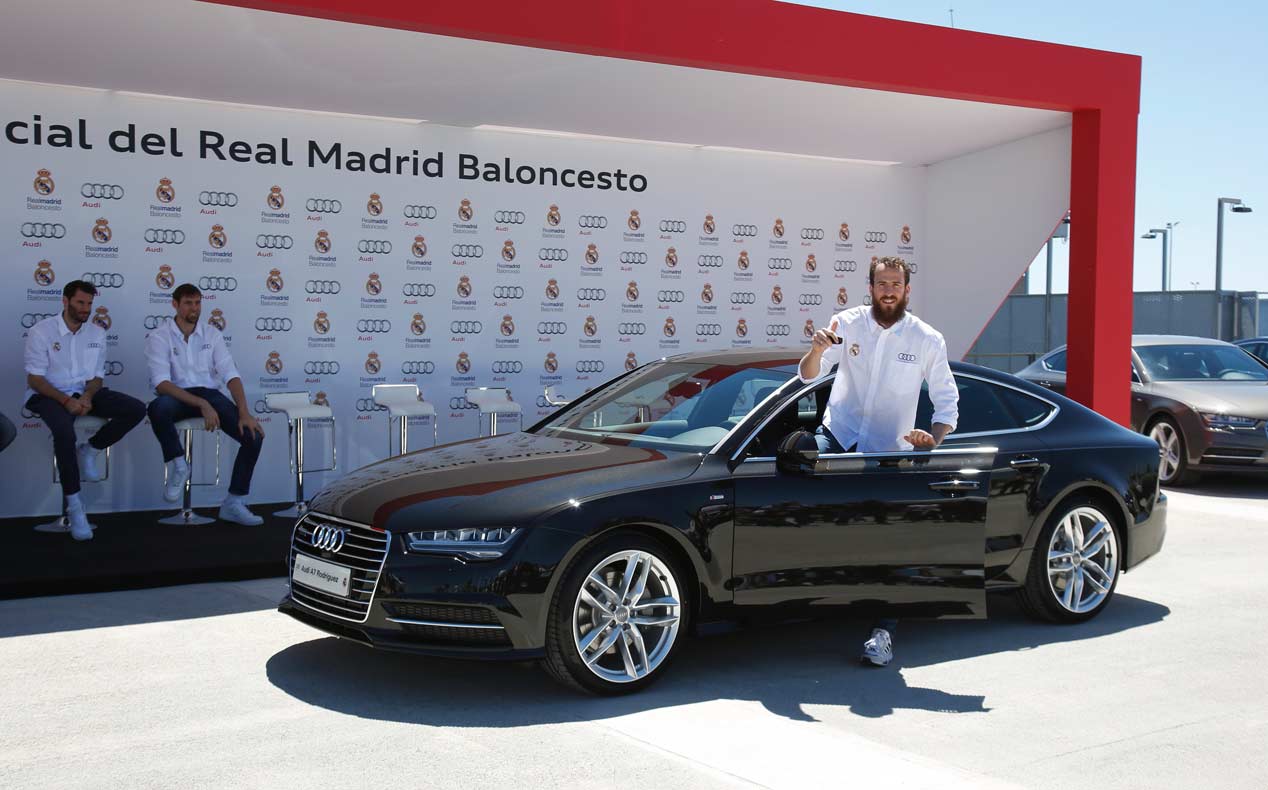 Los jugadores del Real Madrid de baloncesto reciben sus nuevos Audi A7