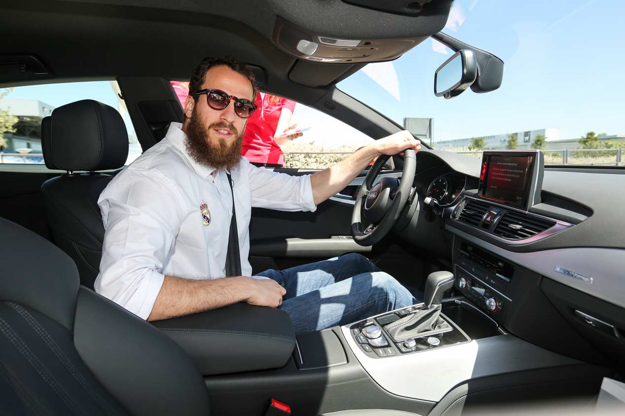 Los jugadores del Real Madrid de baloncesto reciben sus nuevos Audi A7
