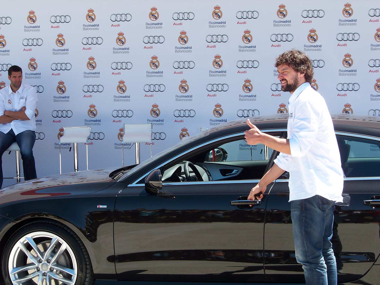 Los jugadores del Real Madrid de baloncesto reciben sus nuevos Audi A7