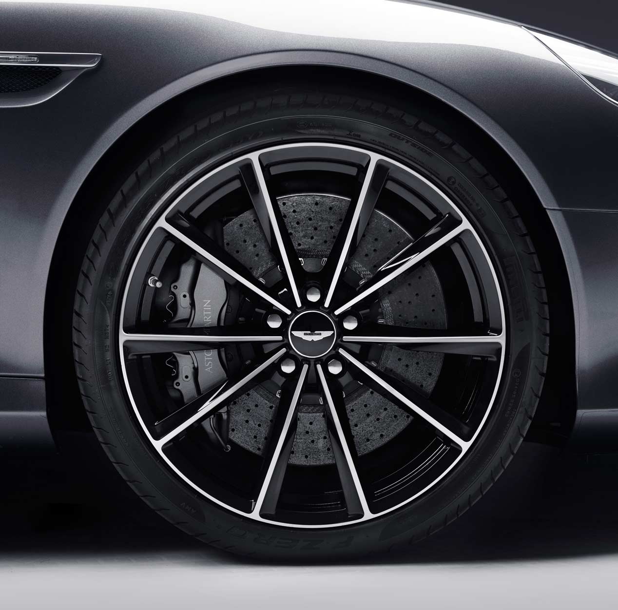 Aston Martin DB9 GT, lujo deportivo para los Dioses
