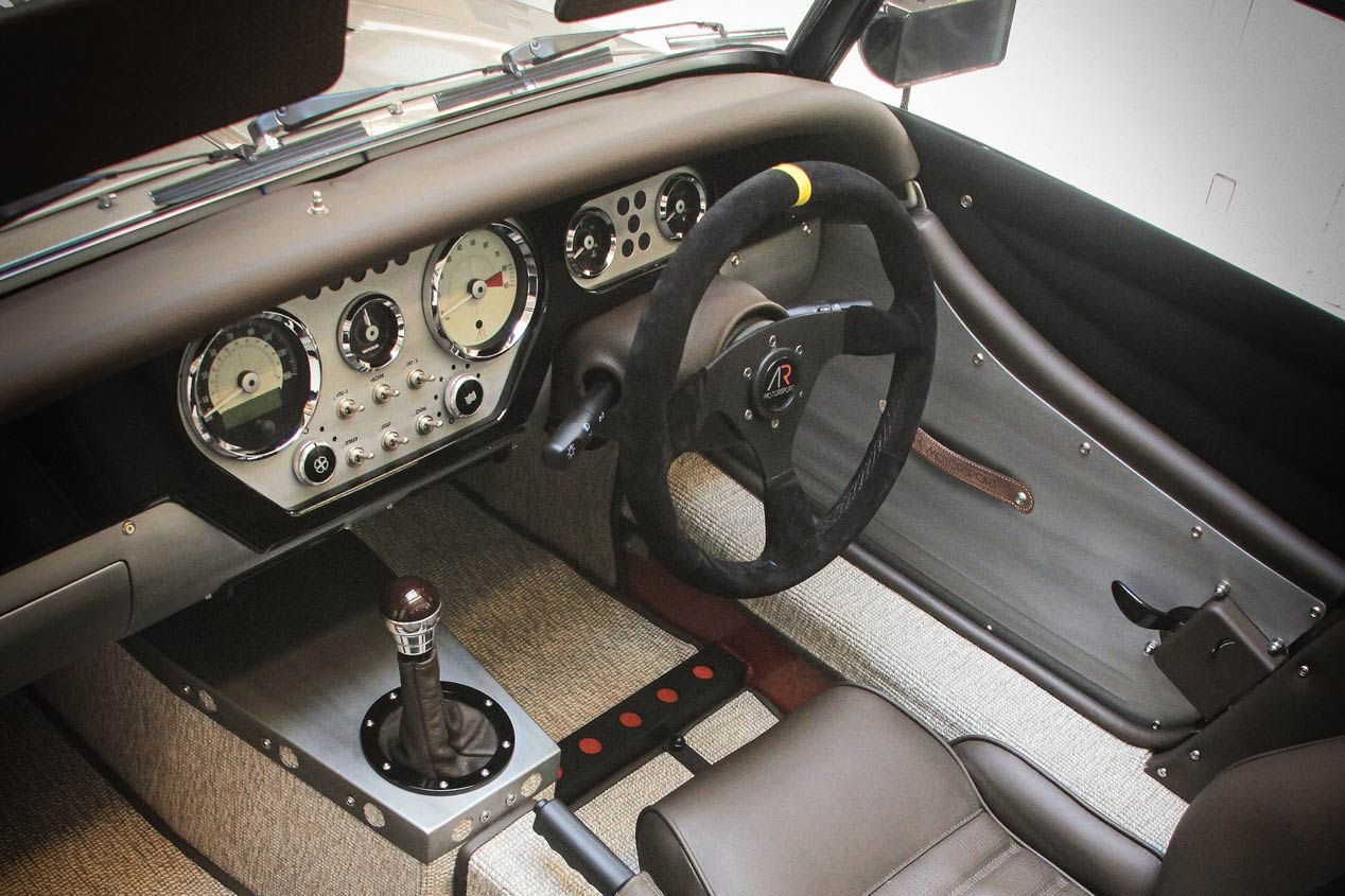 Morgan AR Plus 4, deportivo retro y artesanal