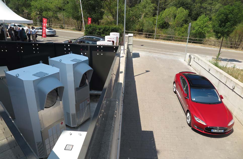 El alma de los Supercharger son los dos transformadores rectificadores hasta 100 kilovatios