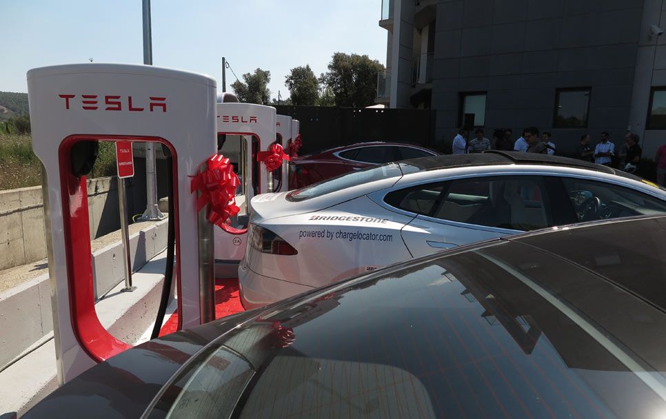Cuatro puntos de recarga Supercharger de Tesla en el hotel Ibis de Gerona