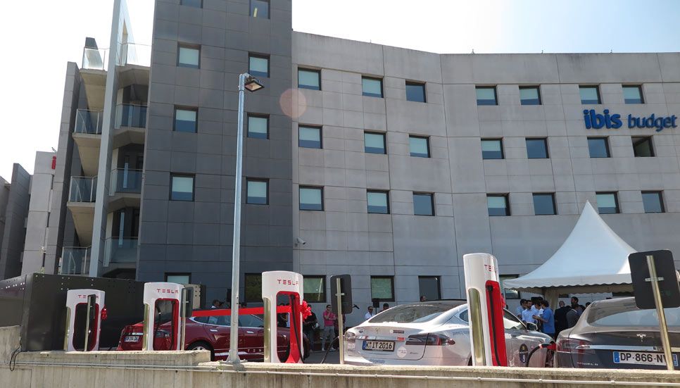 El hotel Ibis de Gerona es el primer punto de repostaje de Tesla en España