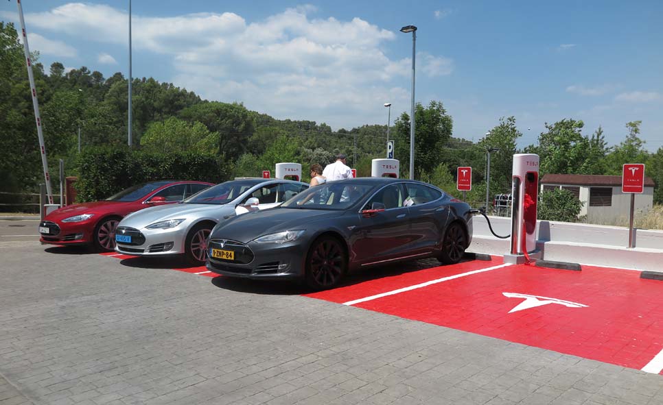 Cuatro plazas reservadas para los cuatro postes de recarga Supercharger de Tesla