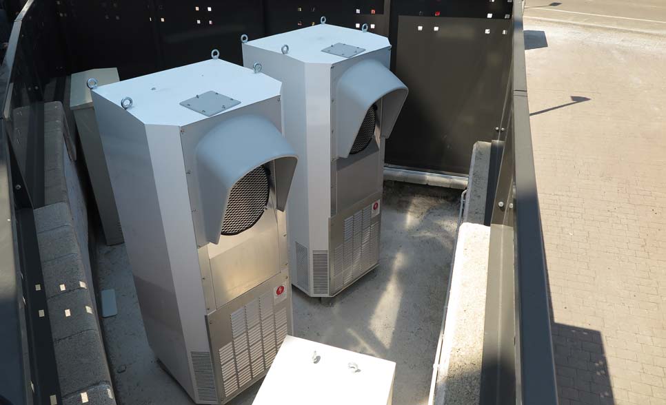 Ocultos a la vista los dos rectificadores que alimentan dos Supercharger cada uno