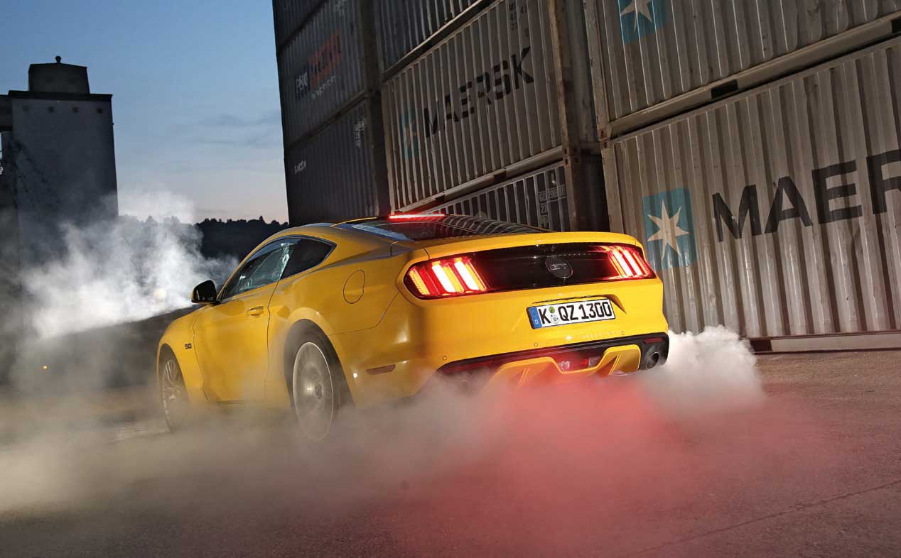 Ford Mustang, ruido y humo