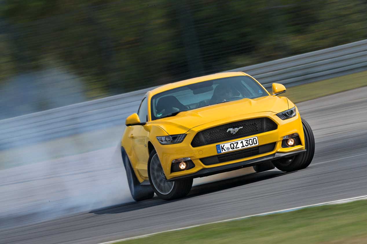 Ford Mustang, ruido y humo