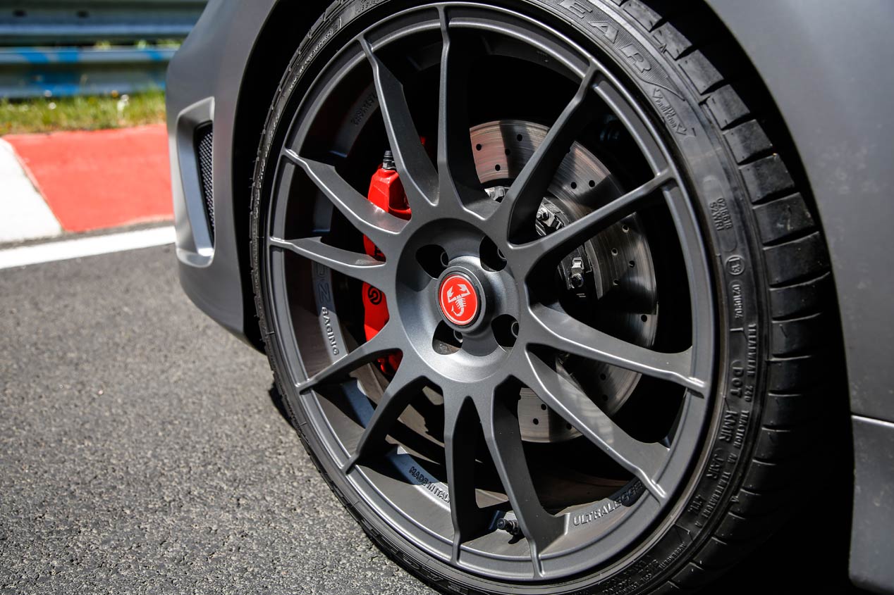 Abarth 695 Esse Esse vs Abarth 695 Biposto