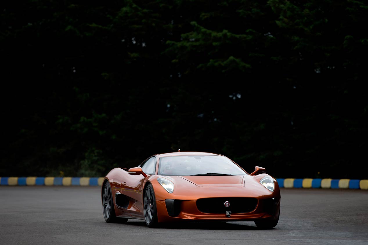 Felipe Massa conduce el Jaguar C-X75 villano de James Bond Spectre