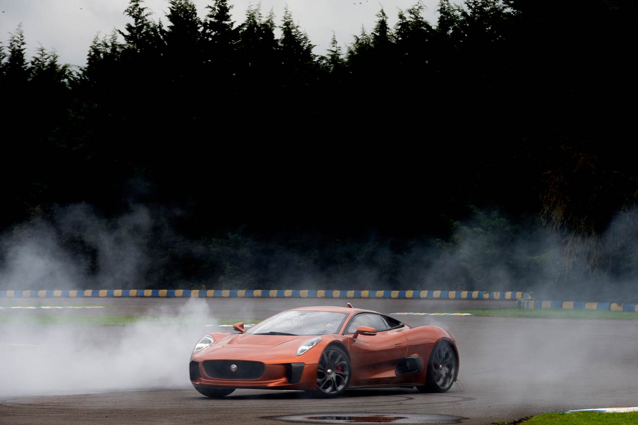 Felipe Massa conduce el Jaguar C-X75 villano de James Bond Spectre