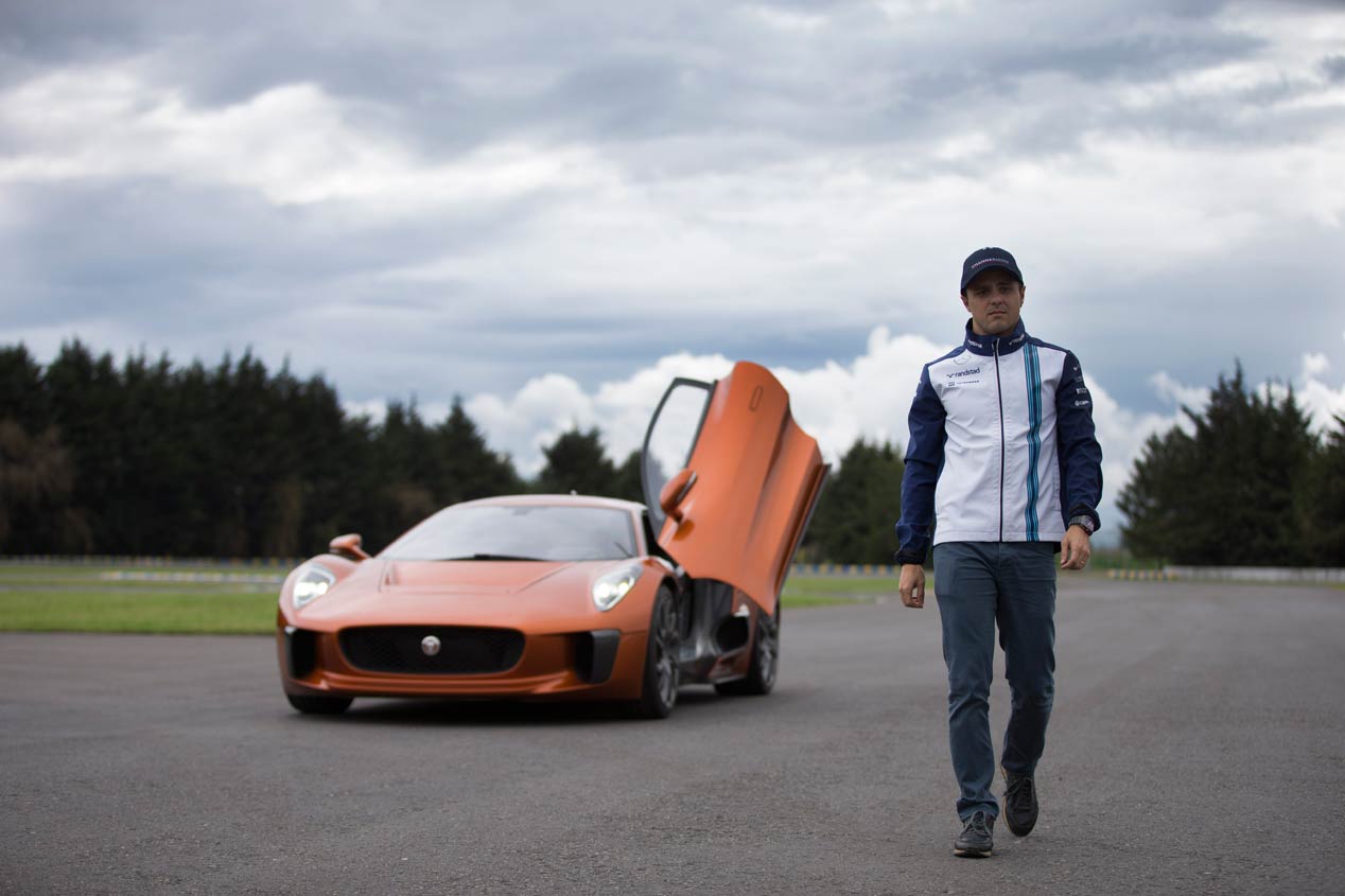 Felipe Massa conduce el Jaguar C-X75 villano de James Bond Spectre