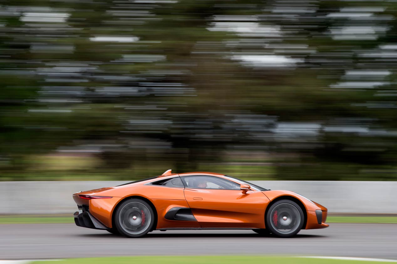 Felipe Massa conduce el Jaguar C-X75 villano de James Bond Spectre