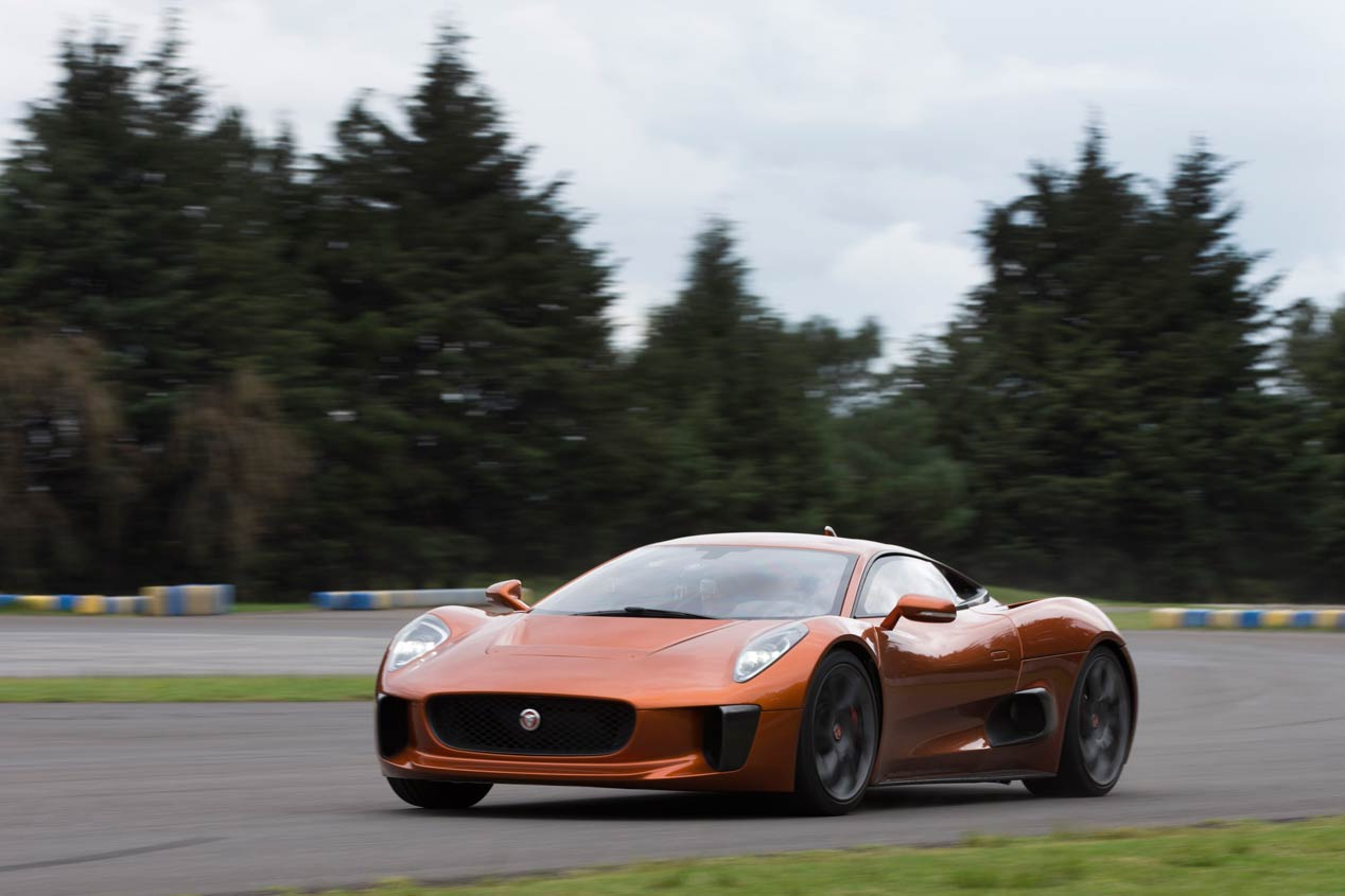 Felipe Massa conduce el Jaguar C-X75 villano de James Bond Spectre