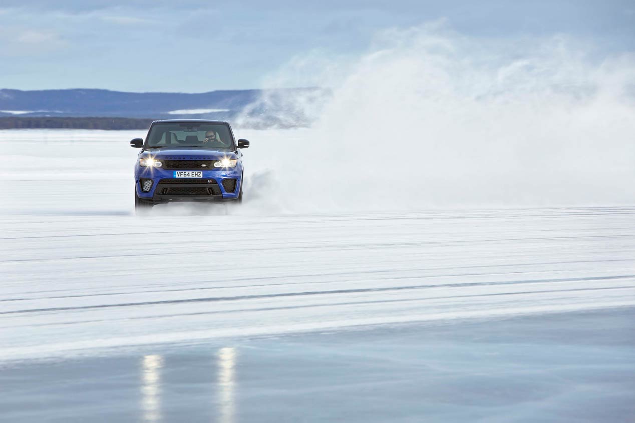Ben Saunders pone a prueba el Range Rover Sport SVR sobre hielo