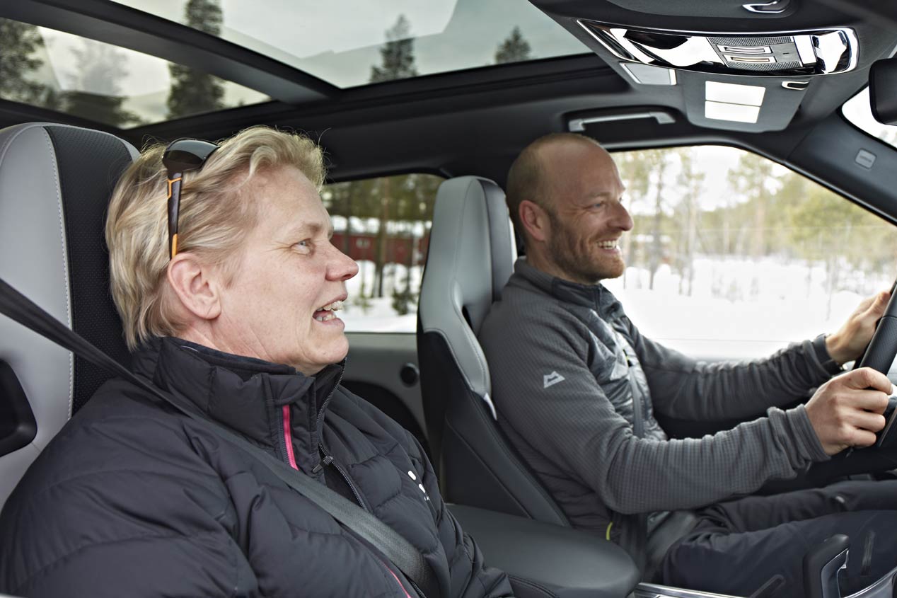 Ben Saunders pone a prueba el Range Rover Sport SVR sobre hielo