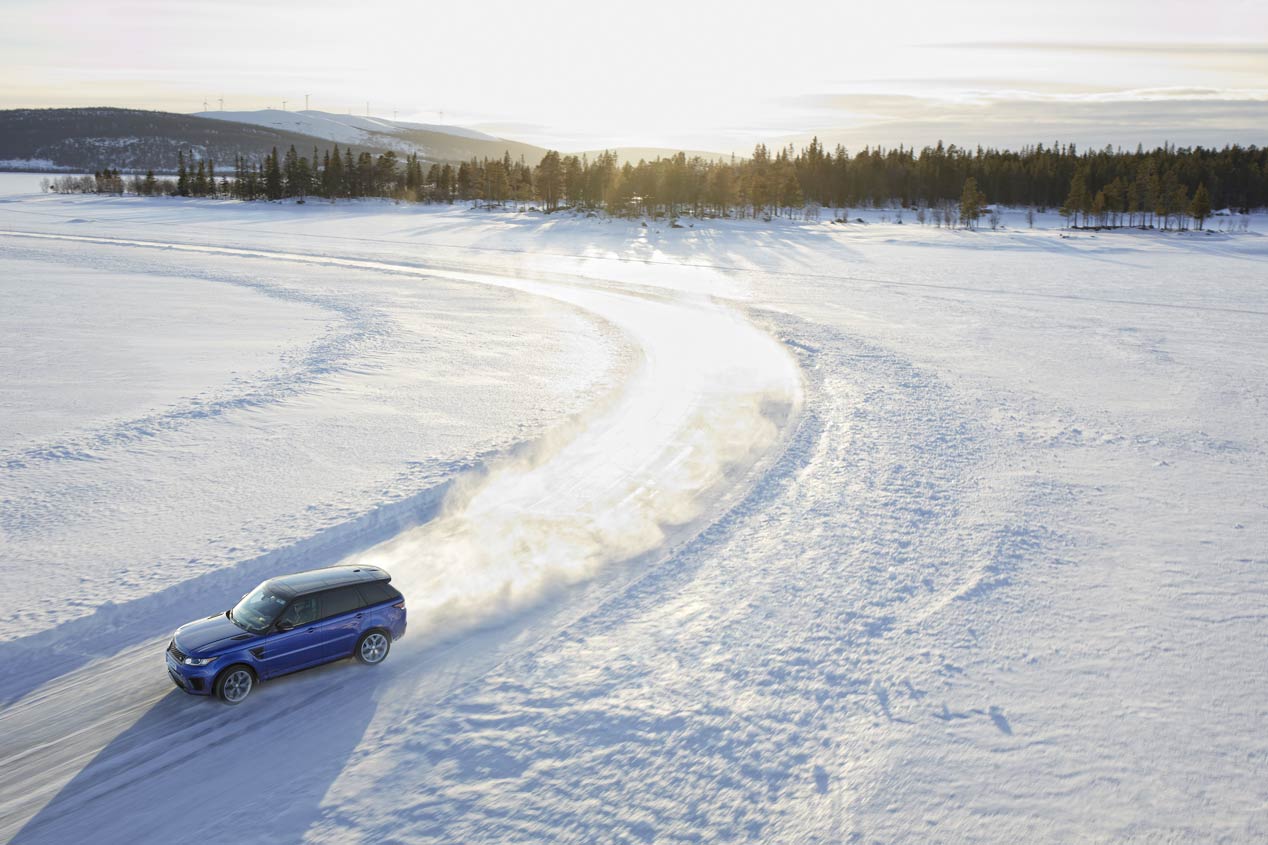 Ben Saunders pone a prueba el Range Rover Sport SVR sobre hielo