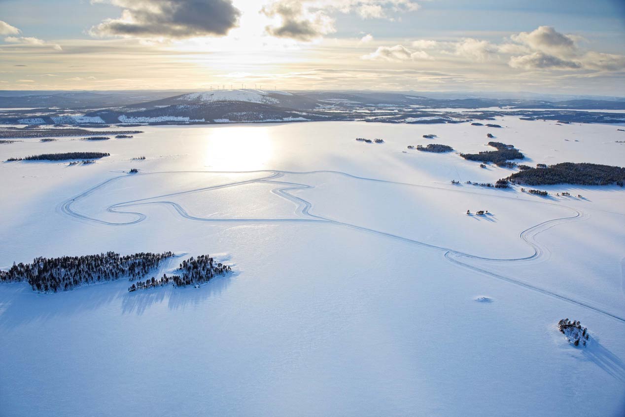 Ben Saunders pone a prueba el Range Rover Sport SVR sobre hielo