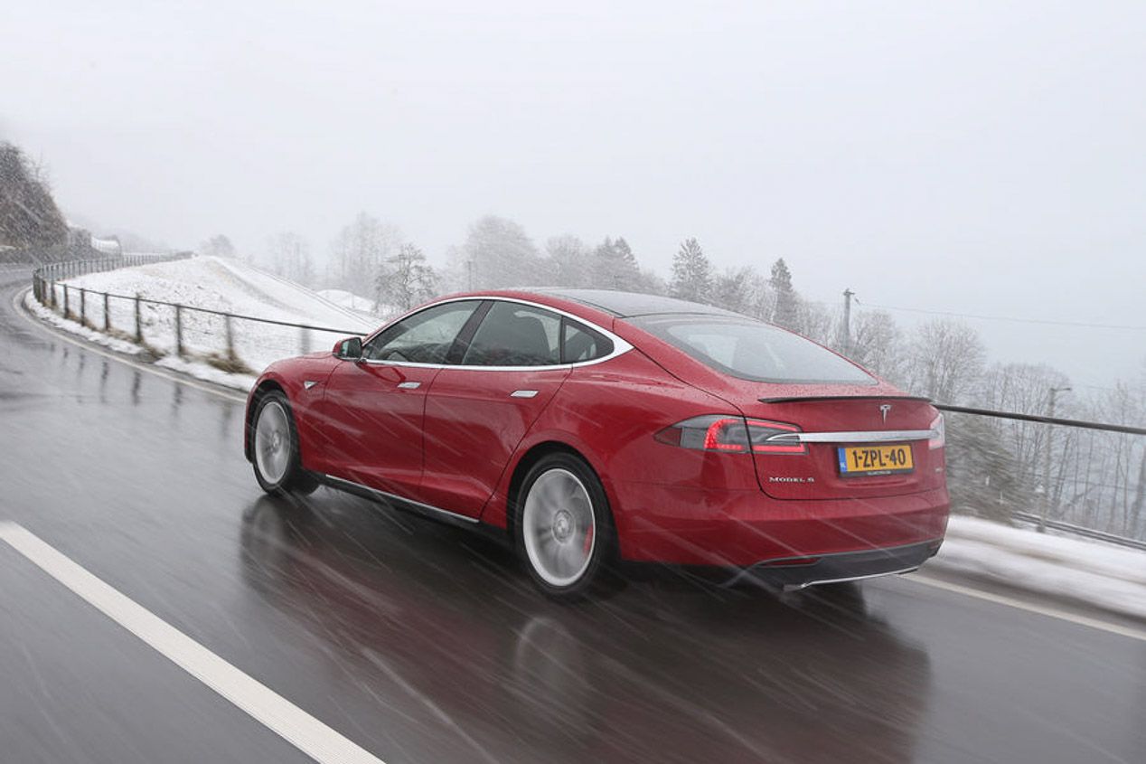 Tesla Model S P85D y Mercedes CLS 63 AMG S: una carrera de aceleración