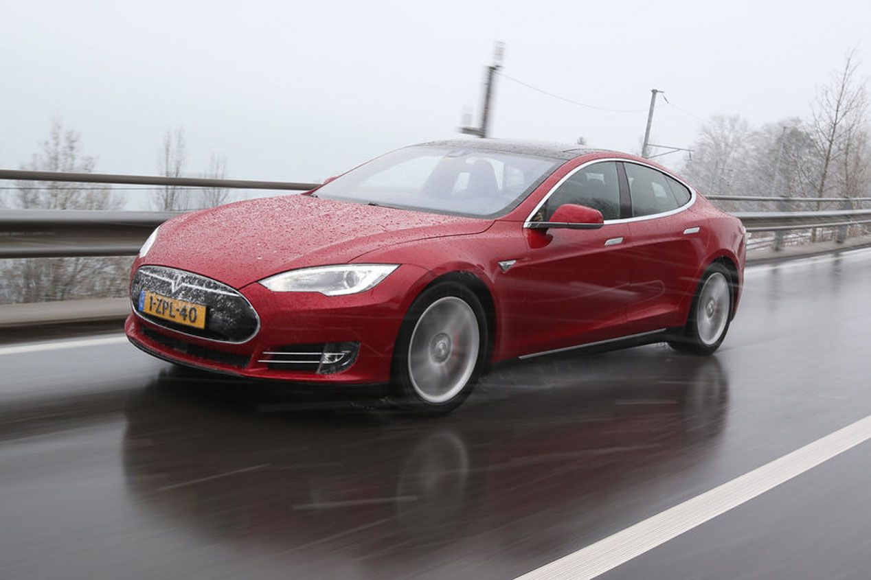 Tesla Model S P85D y Mercedes CLS 63 AMG S: una carrera de aceleración