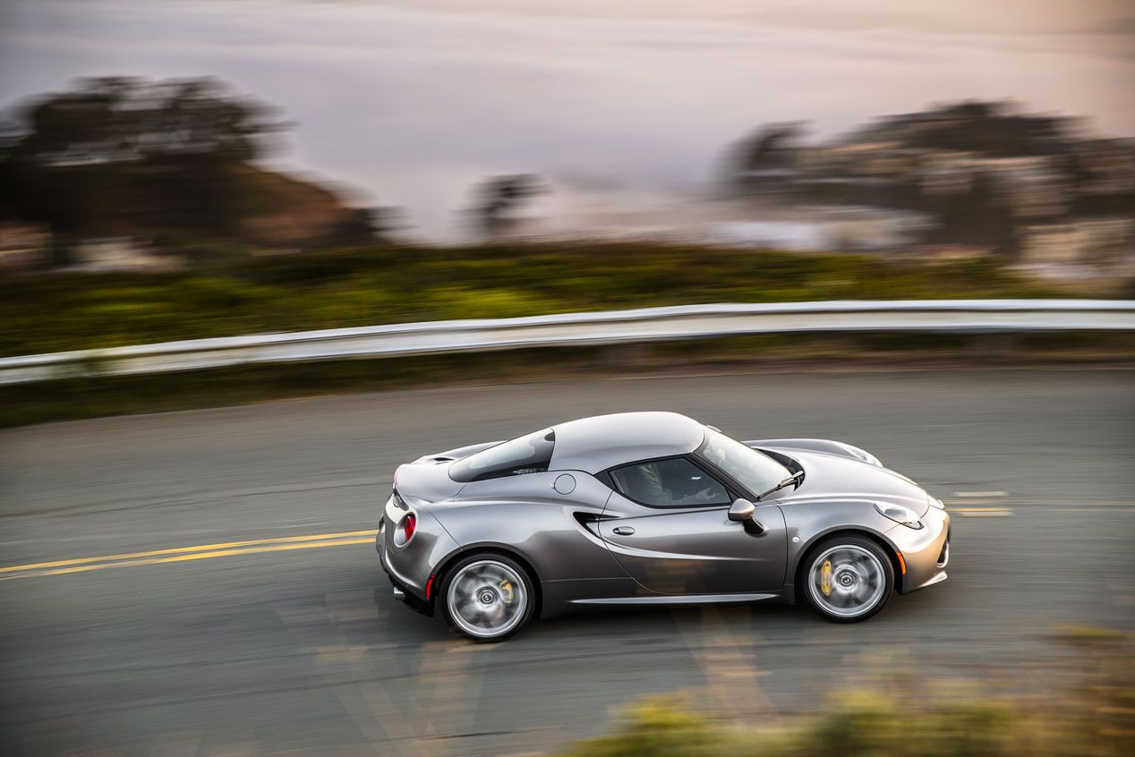 Alfa Romeo 4C y 4C Spider 2016, deportivos más equipados