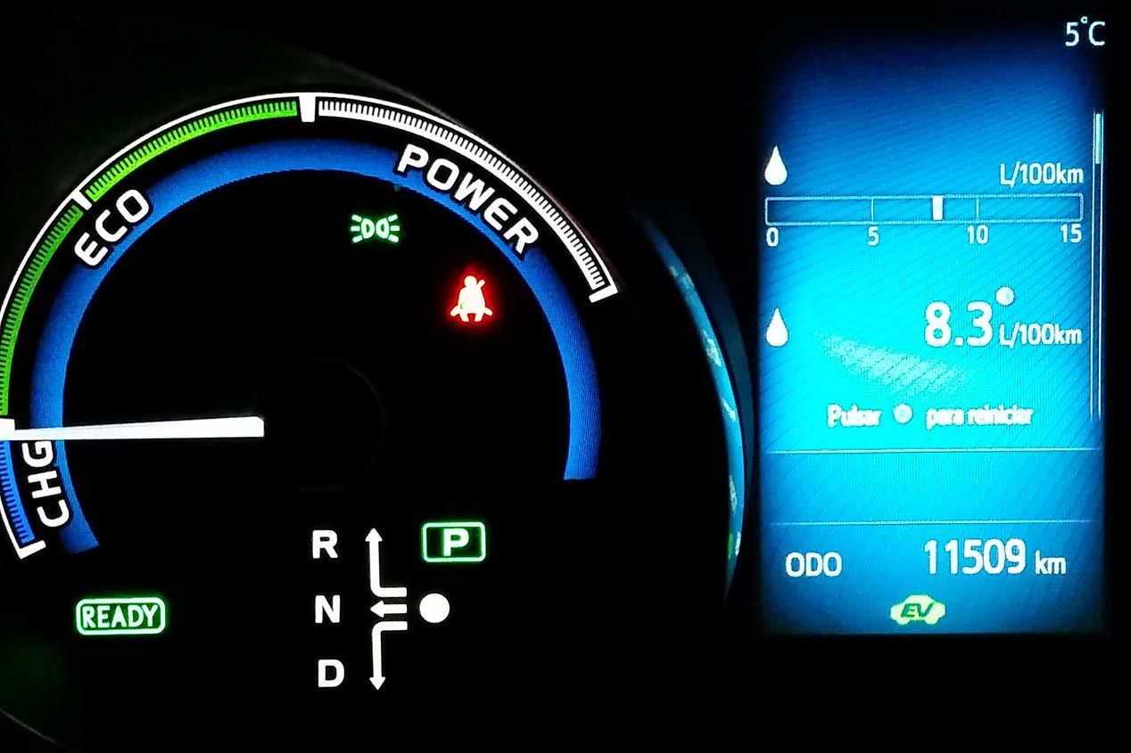 Nuestro Toyota Auris Hybrid consume poco incluso en frío. Si estos 8 l/100km te parecen mucho es que no nos solemos fijar en cómo los consumos en los primeros minutos se disparan en casi todas las motorizaciones.