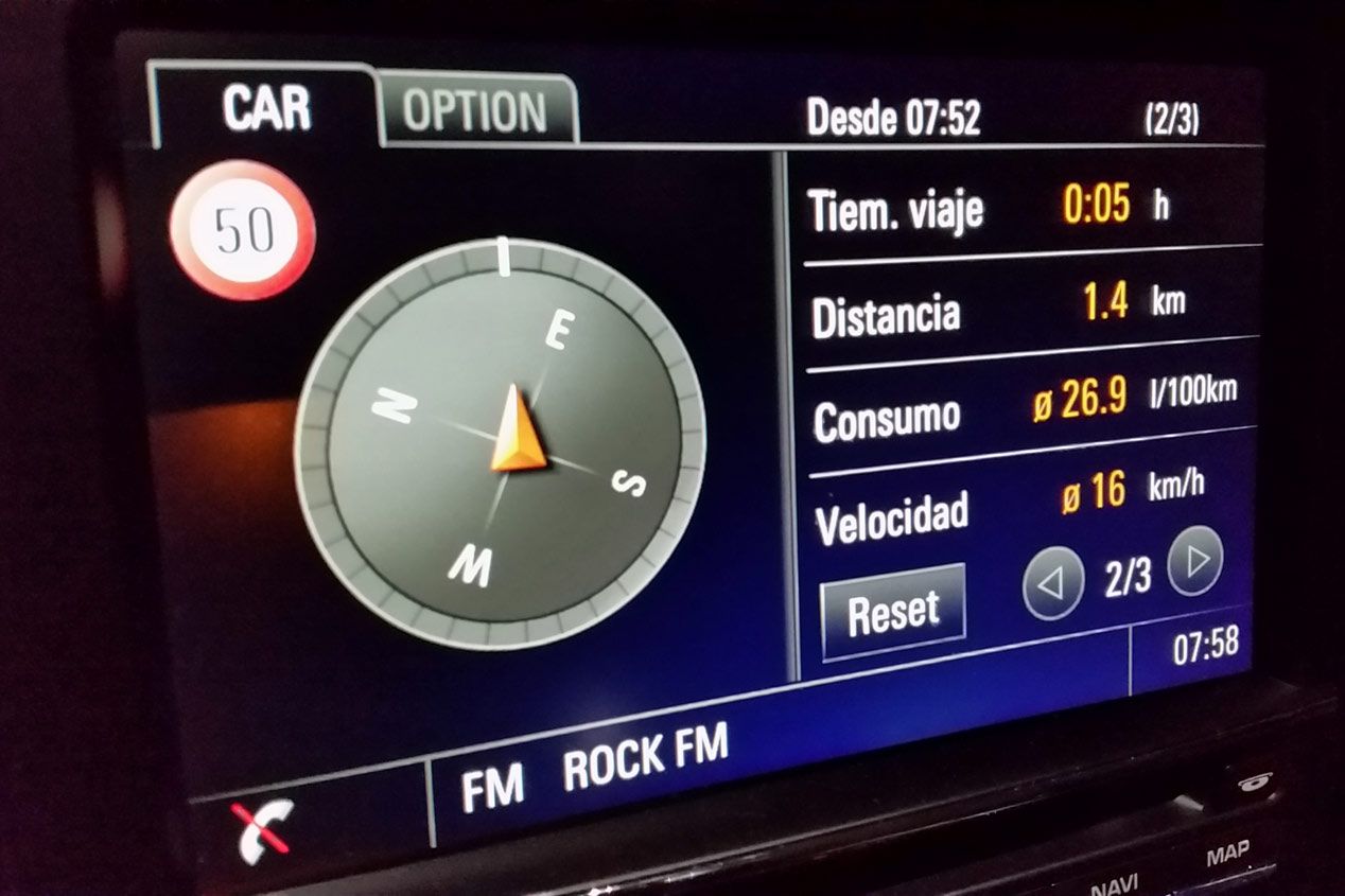 No, no es nuestro Toyota Auris, sino un Porsche Turbo hace un año: los recorridos cortos en frío no son nada buenos para el consumo, a pesar de su eficiencia.