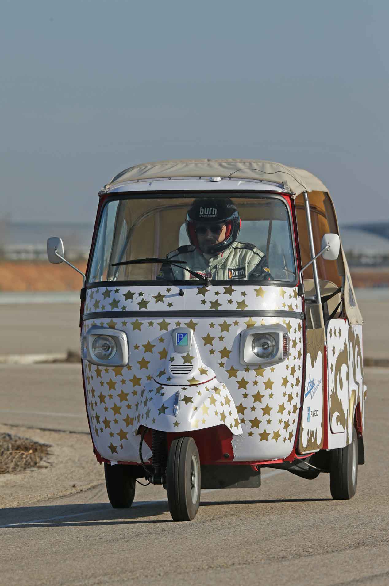 Probamos el Ape Calessino 200, ¡Vaya motocarro!