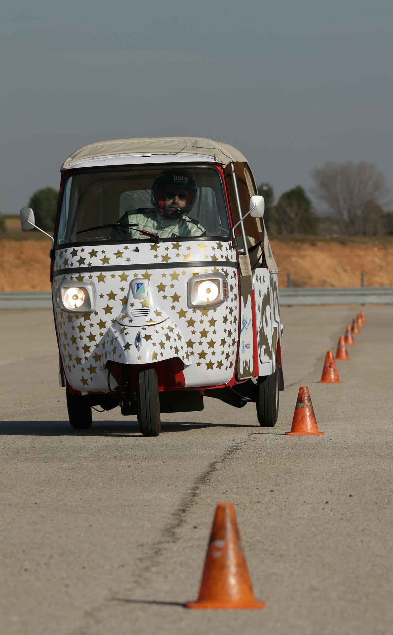 Probamos el Ape Calessino 200, ¡Vaya motocarro!