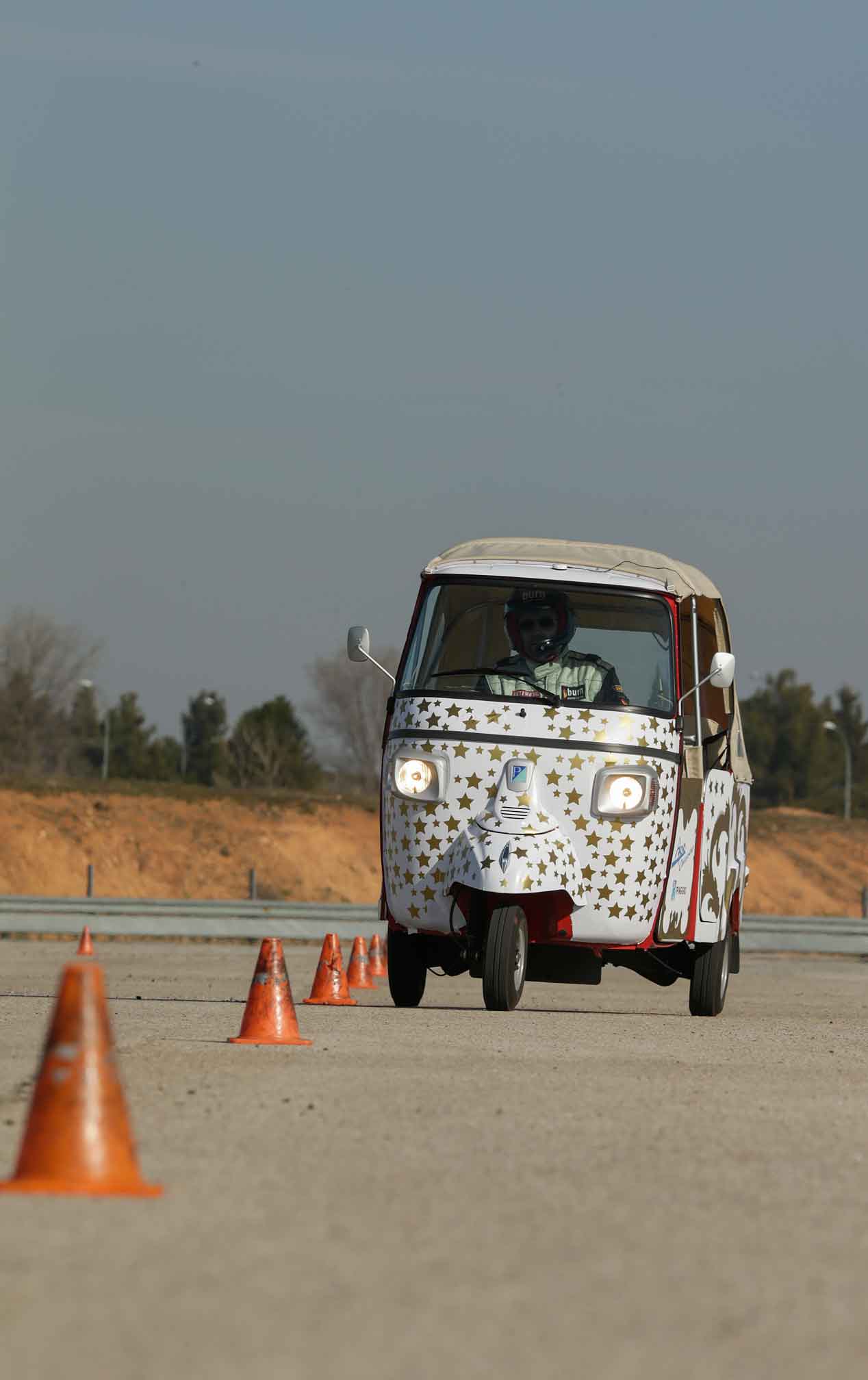Probamos el Ape Calessino 200, ¡Vaya motocarro!