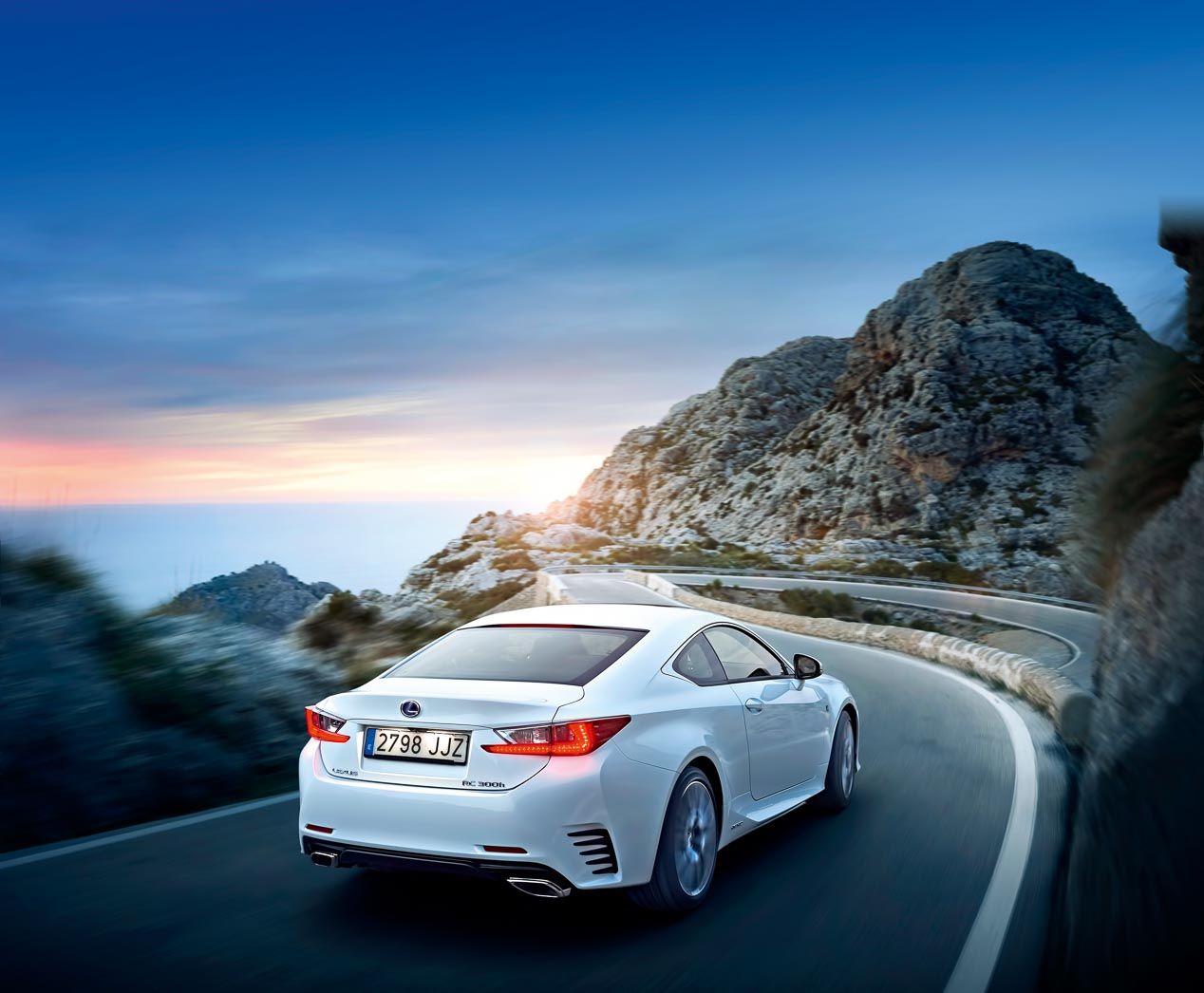Lexus RC 300h, coupé híbrido de lujo