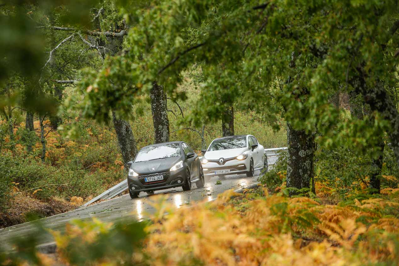 Comparativa Peugeot 208 GTi by PS vs Renault Clio RS Trophy