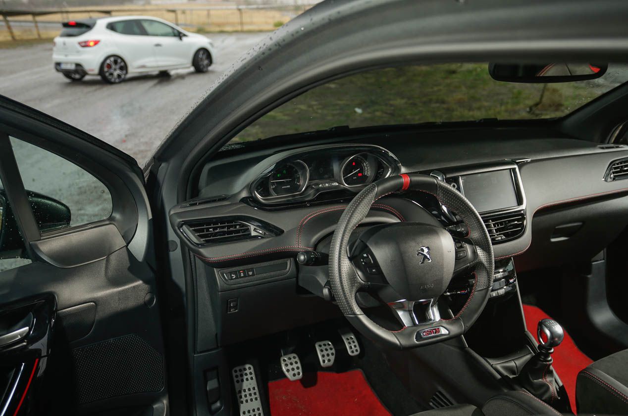 Comparativa Peugeot 208 GTi by PS vs Renault Clio RS Trophy