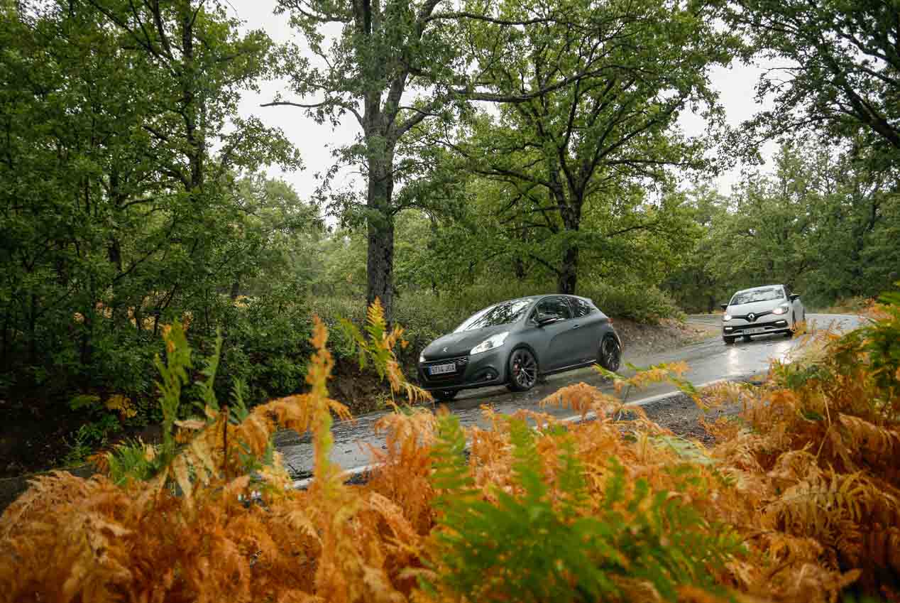 Comparativa Peugeot 208 GTi by PS vs Renault Clio RS Trophy