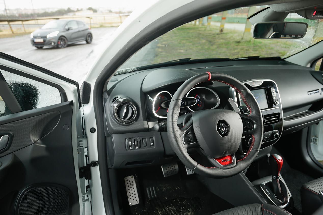 Comparativa Peugeot 208 GTi by PS vs Renault Clio RS Trophy