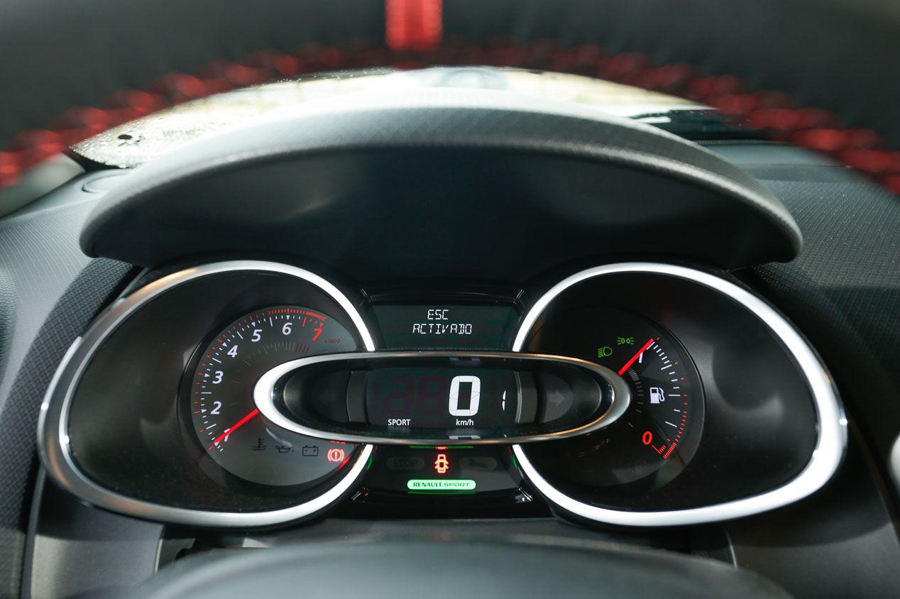 Comparativa Peugeot 208 GTi by PS vs Renault Clio RS Trophy