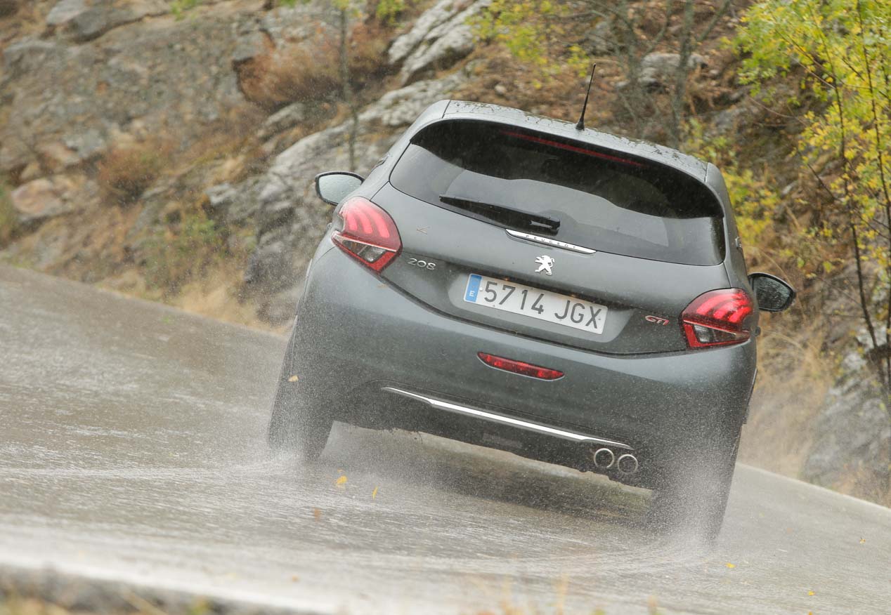 Comparativa Peugeot 208 GTi by PS vs Renault Clio RS Trophy