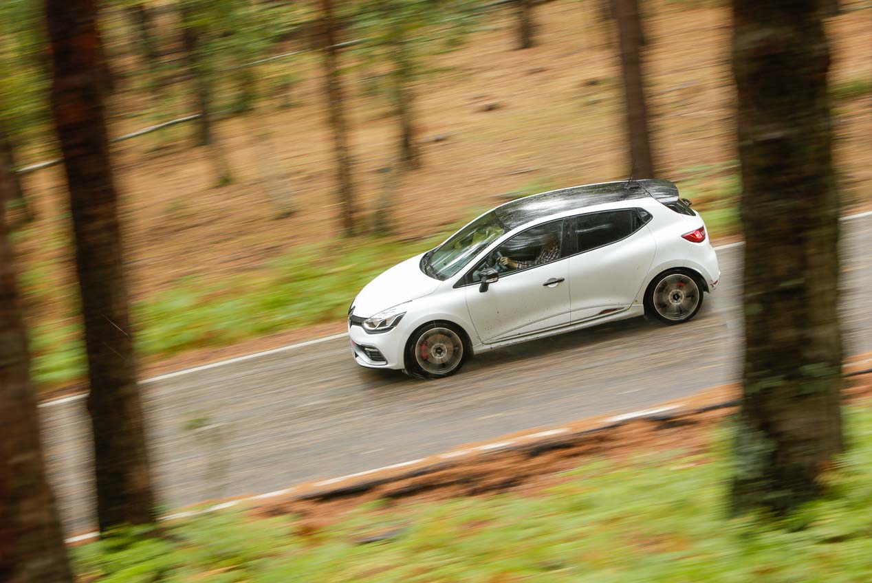 Comparativa Peugeot 208 GTi by PS vs Renault Clio RS Trophy