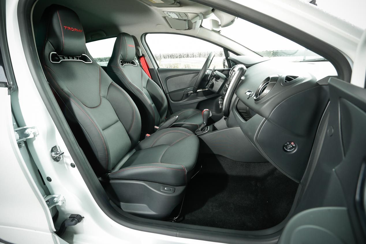 Comparativa Peugeot 208 GTi by PS vs Renault Clio RS Trophy