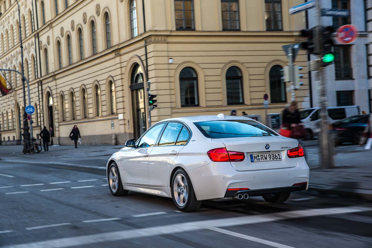 BMW 330e: el nuevo híbrido de la Serie 3 ahora con autonomía puramente eléctrica
