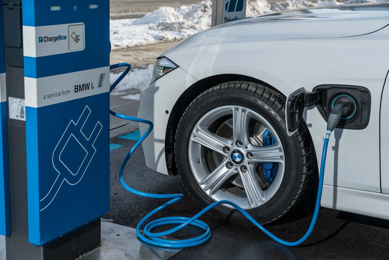 BMW 330e: el nuevo híbrido de la Serie 3 ahora con autonomía puramente eléctrica