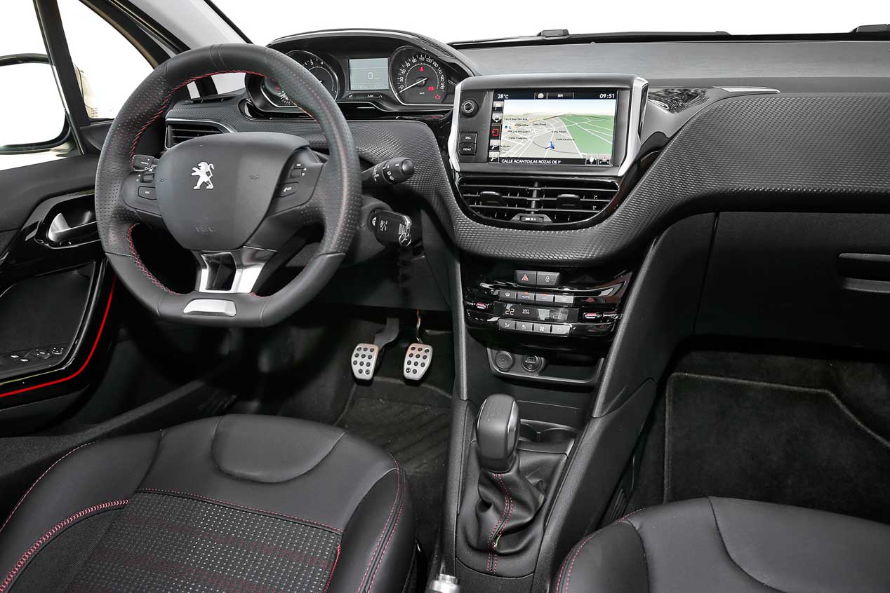 Mazda 2 y Peugeot 208, duelo de pequeños motores de gasolina